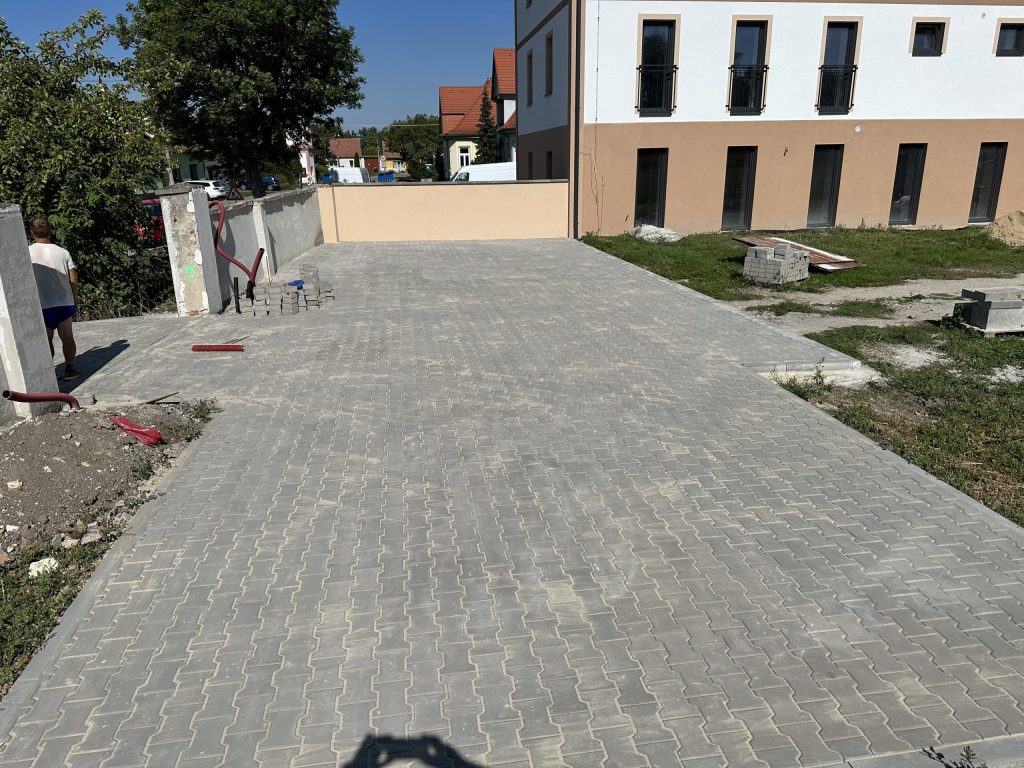 Nově položená zámkovka u moderní budovy, připravená k používání.